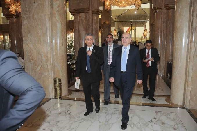 مصطفى البرغوثي وعدد من المشاركين لدى وصولهم﻿