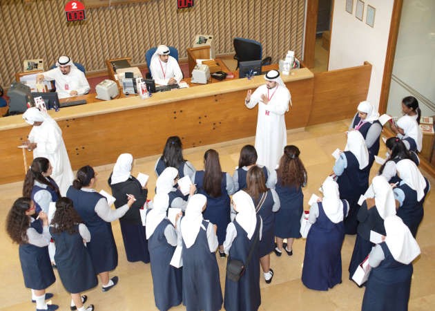 طالبات احدى المدارس في زيارة الفرع ﻿