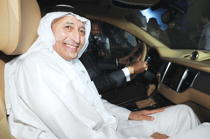 علي مراد بهبهاني يستطلع فخامة السيارة
