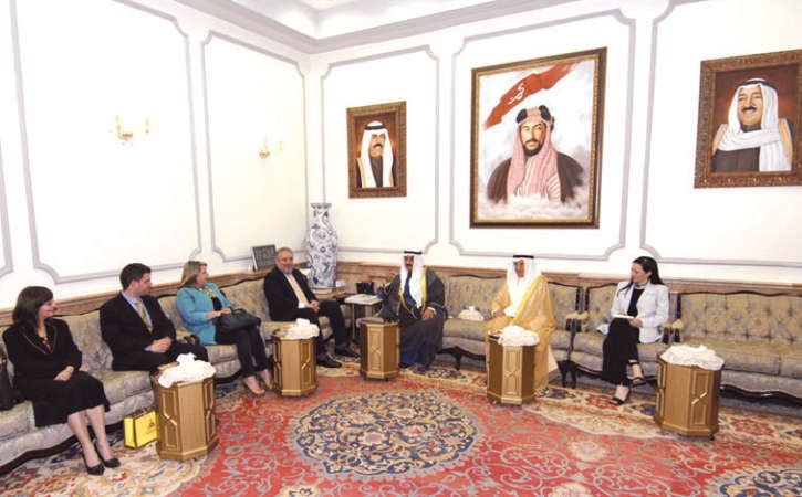 سمو الشيخ ناصر المحمد مستقبلا المستشار العلمي لمجلس الدولة التنفيذي في جمهورية كوبا فيدل كاسترو الابن﻿
