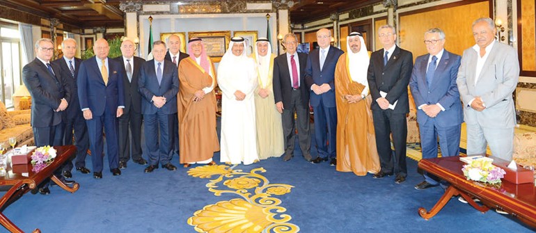 سمو رئيس الوزراء الشيخ جابر المبارك مستقبلا رئيس واعضاء مجلس العلاقات العربية والدولية ﻿