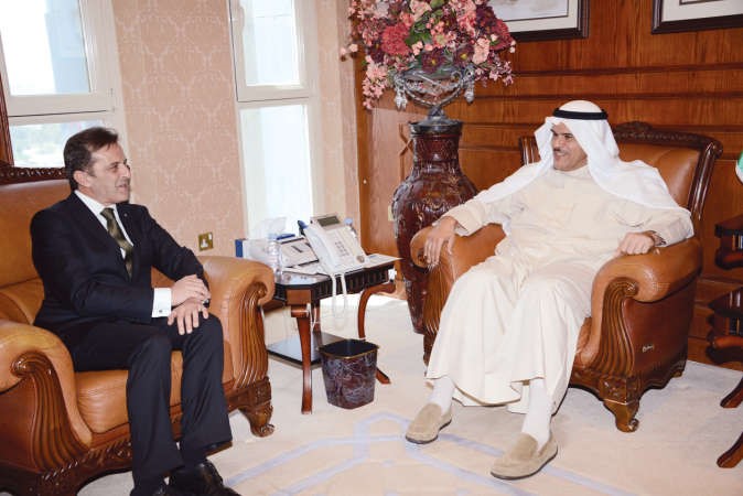 الشيخ سلمان الحمود خلال استقباله سفير مالطا لدى الكويت باتريك كول 