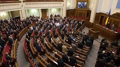 بالفيديو... نائبة في البرلمان الأوكراني توجه عدة لكمات لزميلها أثناء مشاجرة جماعية
