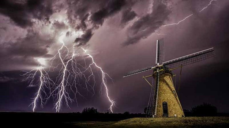 صورة مذهلة للبرق التقطتها عدسات مصور عاشق للطبيعة 