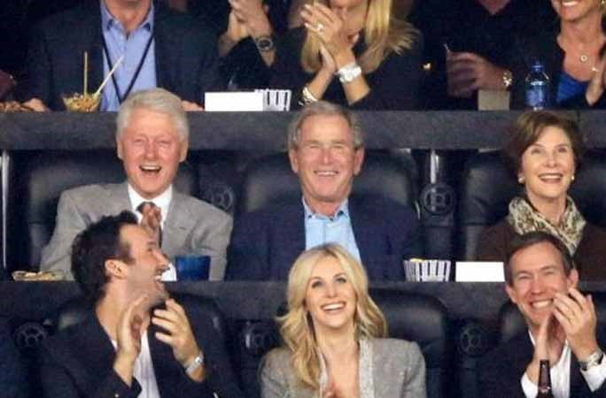 Bill Clinton وGeorge W Bush يشاهدان مباراة كرة السلة