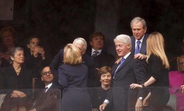 Bill Clinton وGeorge W Bush في ملعب لمباراة كرة قدم