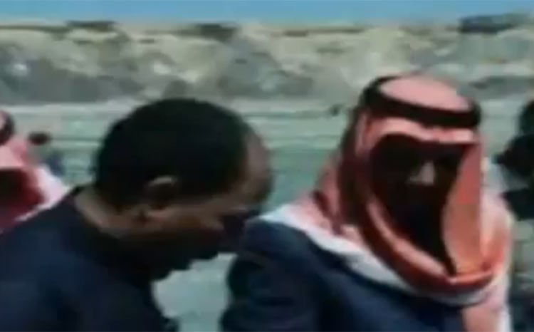 فيديو نادر جداً .. الملك خالد بن عبد العزيز وأنور السادات برحلة "صيد" للصقور 
