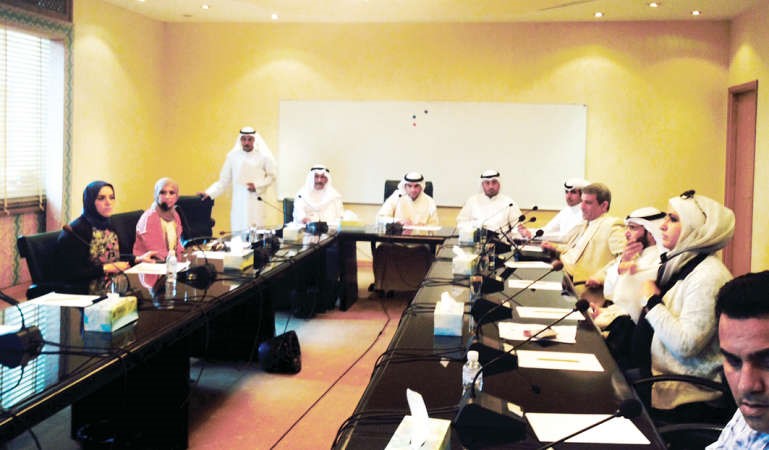 عبدالله الكندري مترئسا ورشة العمل