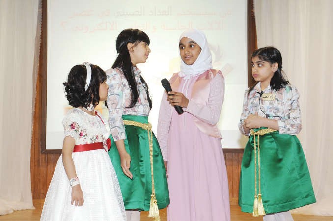الطالبات فاطمة عيد ورماد احمد وزهراء حسين وفاطمة عبدالله على المسرح