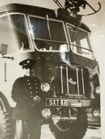 اللواء خالد الياسين امام عربة اطفاء خلال احدى الدورات التدريبية في لندن﻿