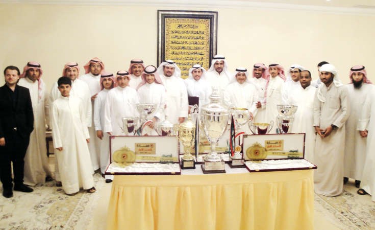 الشيخ صباح الفهد واسرة اسطبل الابرق مع المحتفى بهم﻿
