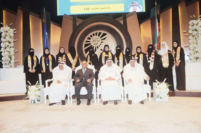 احمد المليفي ودعبداللطيف البدر ودعبدالرضا اسيري مع متفوقي كلية العلوم الاجتماعية