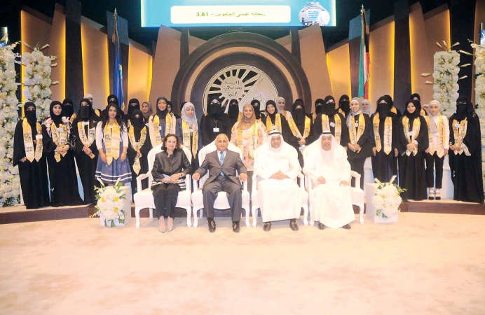 الوزير المليفي ومدير الجامعة مع بعض المتفوقين 