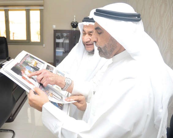 احمد الكندري يطلع دعبدالله الكندري على تقرير انجازات الحلقات﻿