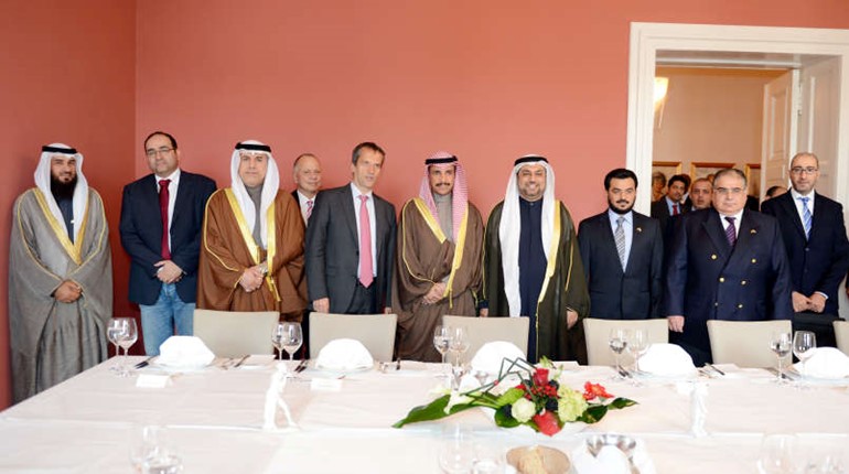 رئيس مجلس الامة مرزوق الغانم والوفد البرلماني المرافق مع رئيس اللجنة المختصة بالدول العربية في البرلمان الالماني ميخايل هنريش﻿