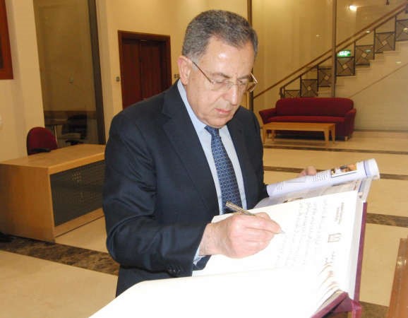 فؤاد السنيورة يسجل كلمة في سجل المكتبة 