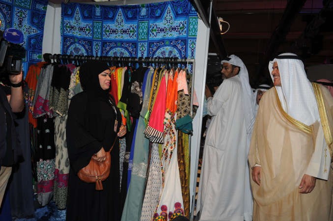 الشيخ سلمان الحمود متفقدا اجنحة المعرض﻿