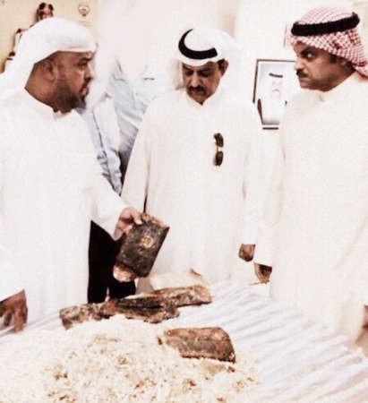 رجال الجمارك يعاينون المضبوطات 