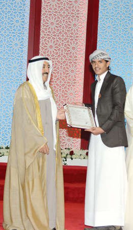 صاحب السمو الامير يكرم احد الفائزين﻿