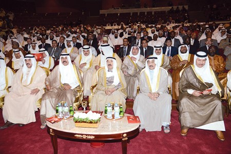 صاحب السمو الامير الشيخ صباح الاحمد متوسطا سمو ولي العهد وجاسم الخرافي وسمو الشيخ ناصر المحمد وسمو الشيخ جابر المبارك خلال حفل تكريم حفظة القران الكريم