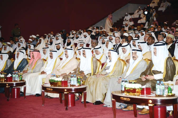  صاحب السمو الامير الشيخ صباح الاحمد متوسطا سمو ولي العهد وجاسم الخرافي وسمو الشيخ ناصر المحمد والشيخ شملان العبدالعزيز وسمو الشيخ جابر المبارك والشيخ علي الجراح والشيخ ابراهيم الدعيج﻿