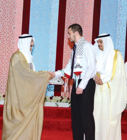 صاحب السمو مهنئا احد المكرمين﻿
