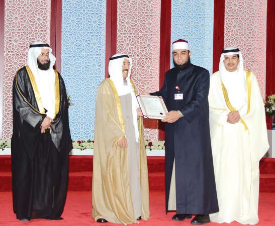 صاحب السمو الامير يسلم احد المكرمين الجائزة﻿