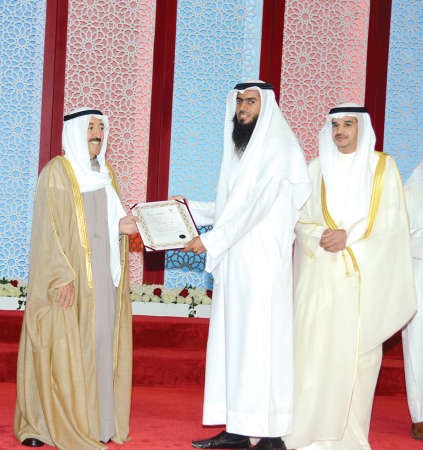 صاحب السمو يكرم احد المتسابقين الفائزين﻿