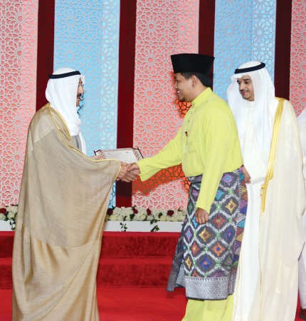 صاحب السمو مكرما احد المتسابقين﻿