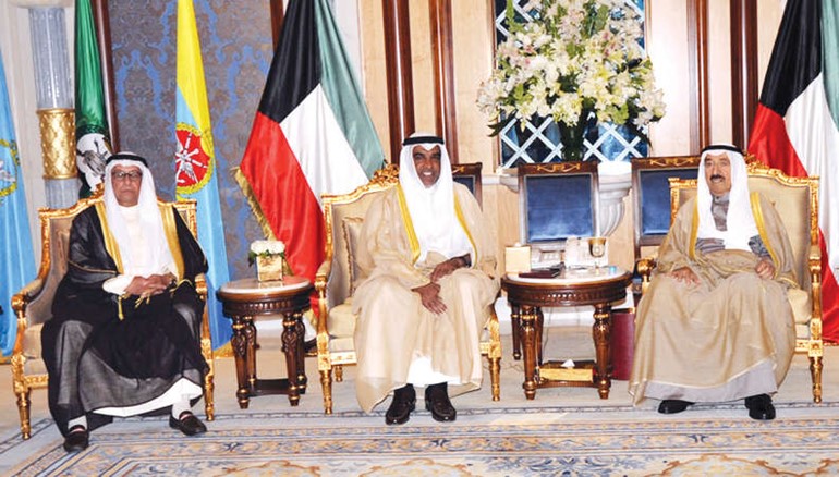 صاحب السمو الامير الشيخ صباح الاحمد مستقبلا المستشار عبدالرحمن النمش واحمد الرميحي ﻿