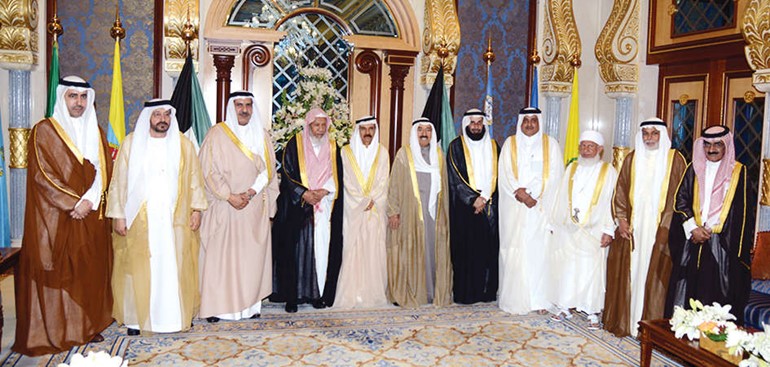 صاحب السمو الامير الشيخ صباح الاحمد مستقبلا اعضاء الوفود المشاركة في اجتماع رؤساء المحاكم العليا والتمييز بمجلس التعاون﻿