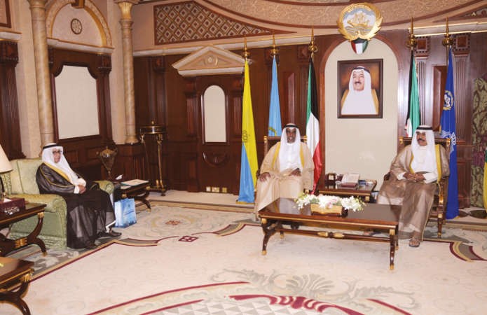 سمو ولي العهد الشيخ نواف الاحمد مستقبلا المستشار عبدالرحمن النمش واحمد الرميحي ﻿