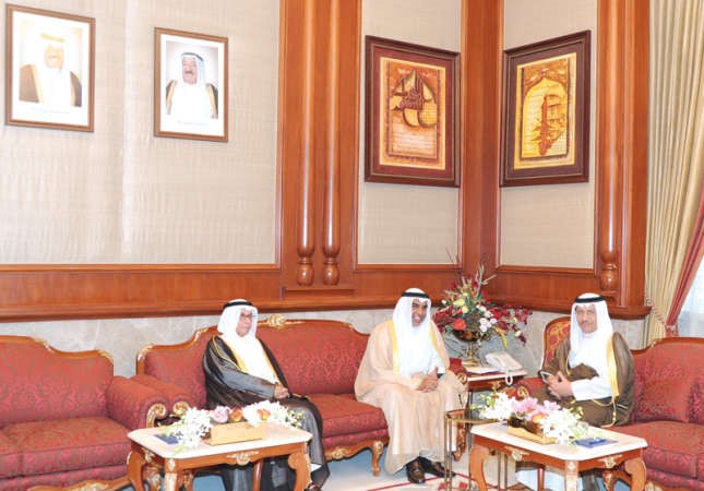 سمو الشيخ جابر المبارك مستقبلا المستشار عبدالرحمن النمش واحمد الرميحي﻿