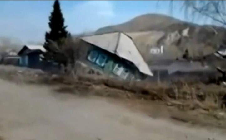 بالفيديو.. أم وابنها يهربان من منزلهما والأرض تبتلعه