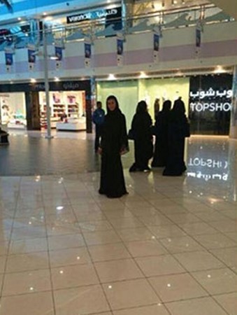 بالصور.. نادين الراسي بالعباءة الخليجية