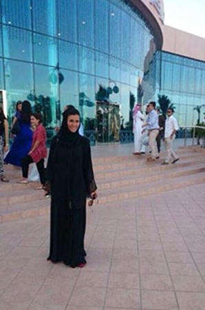 بالصور.. نادين الراسي بالعباءة الخليجية