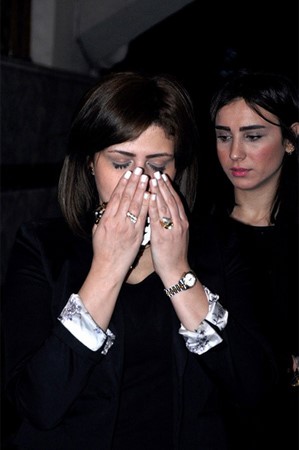 بالصور.. انهيار شذى في عزاء والدها