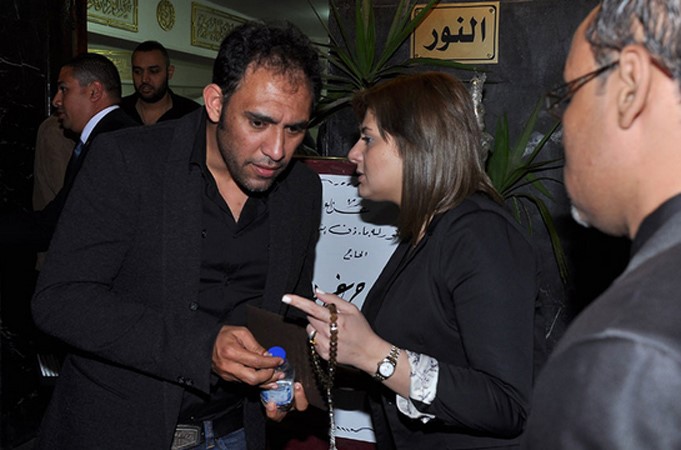 بالصور.. انهيار شذى في عزاء والدها