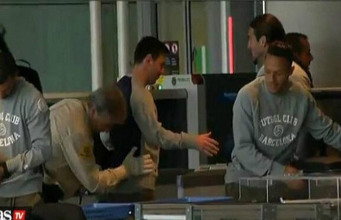 بالفيديو.. "ميسي" يتعرَّض للتفتيش الشخصي بمطار مدريد
