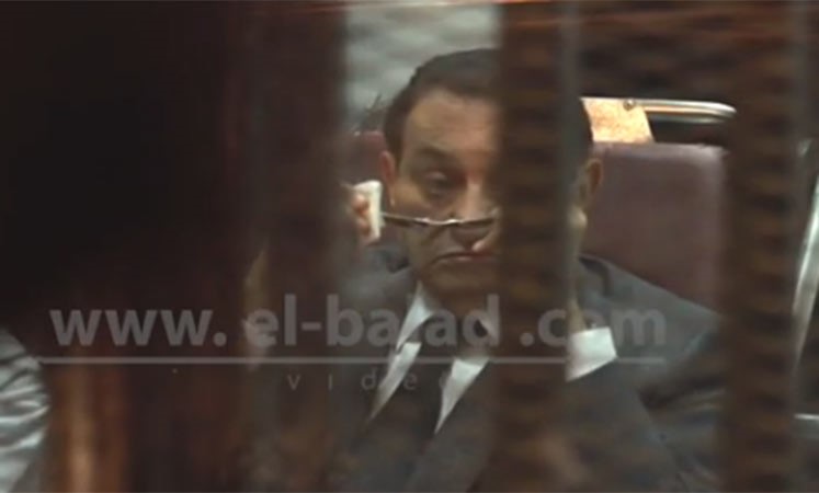 بالفيديو.. مبارك يبكى أثناء محاكمته ويجفف دموعه "بمنديل" عقب سماع المرافعة