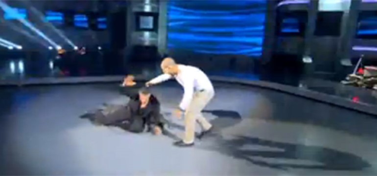 بالفيديو.. احمد الفيشاوي يسقط على المسرح 