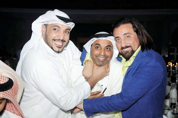 صورة تجمع النجم طارق العلي مع محمد طاحون والمخرج منير الزعبي وموقف كوميدي﻿