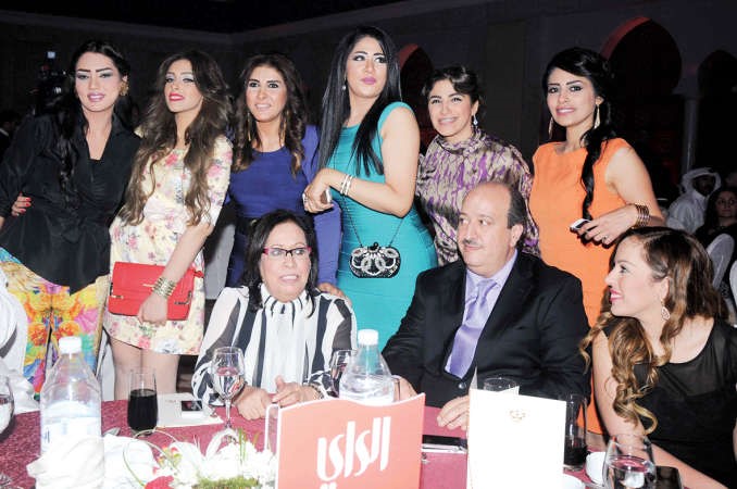 ام سوزان مع عامر الصباح وجميلات الفن يحطن بهما﻿