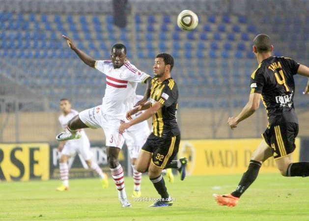 مهاجم الزمالك دومينيك يحول الكرة براسه وسط مزاحمة من مدافعي وادي دجلة