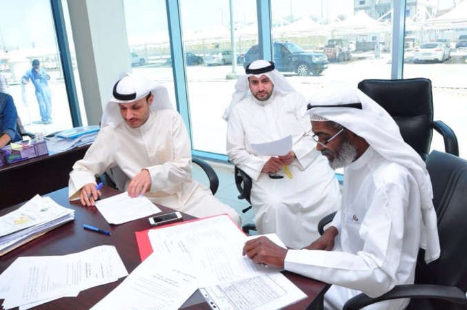جاسم الكندري خلال توقيع العقد