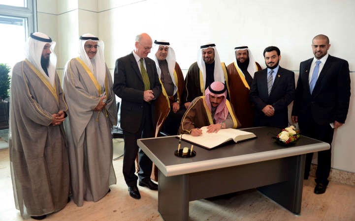 رئيس مجلس الامة مرزوق الغانم يسجل كلمة في سجل كبار الزوار في البرلمان الالماني ويبدو حوله راكان النصف ودمحمد الحويلة وحمود الحمدان وديوسف الزلزلة وعبدالله التميمي ودخليل عبدالله وعلام الكندري يتوسطهم روبرت لامرت