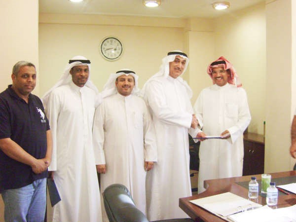 ابراهيم العريج ومرزوق الشريفي وعايض العجمي وخالد العتيبي واسامة العبيدان خلال توقيع مذكرة التفاهم﻿