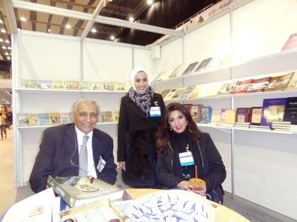 السفير خالد الدويسان اثناء زيارته جناح مركز البحوث والدراسات في معرض لندن الدولي 43 للكتاب﻿