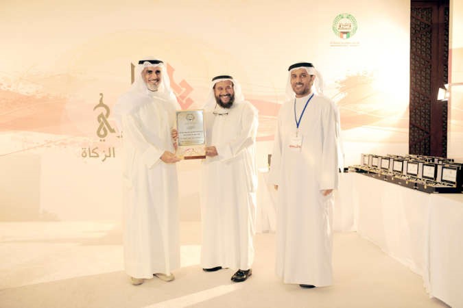 ابراهيم الصالح مكرما احد العاملين بالبيت﻿