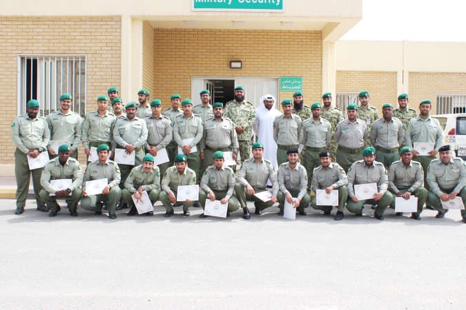 مدير مديرية الامن العسكري متوسطا خريجي الدورة
